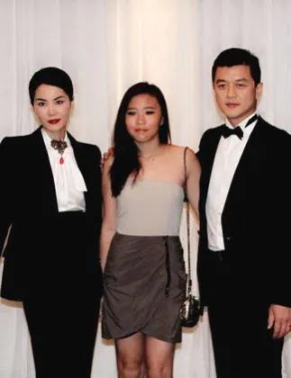 一次，窦靖童跑去跟王菲分享开心的事，王菲说了一句话彻底激怒她，她忍不住对王菲吼：