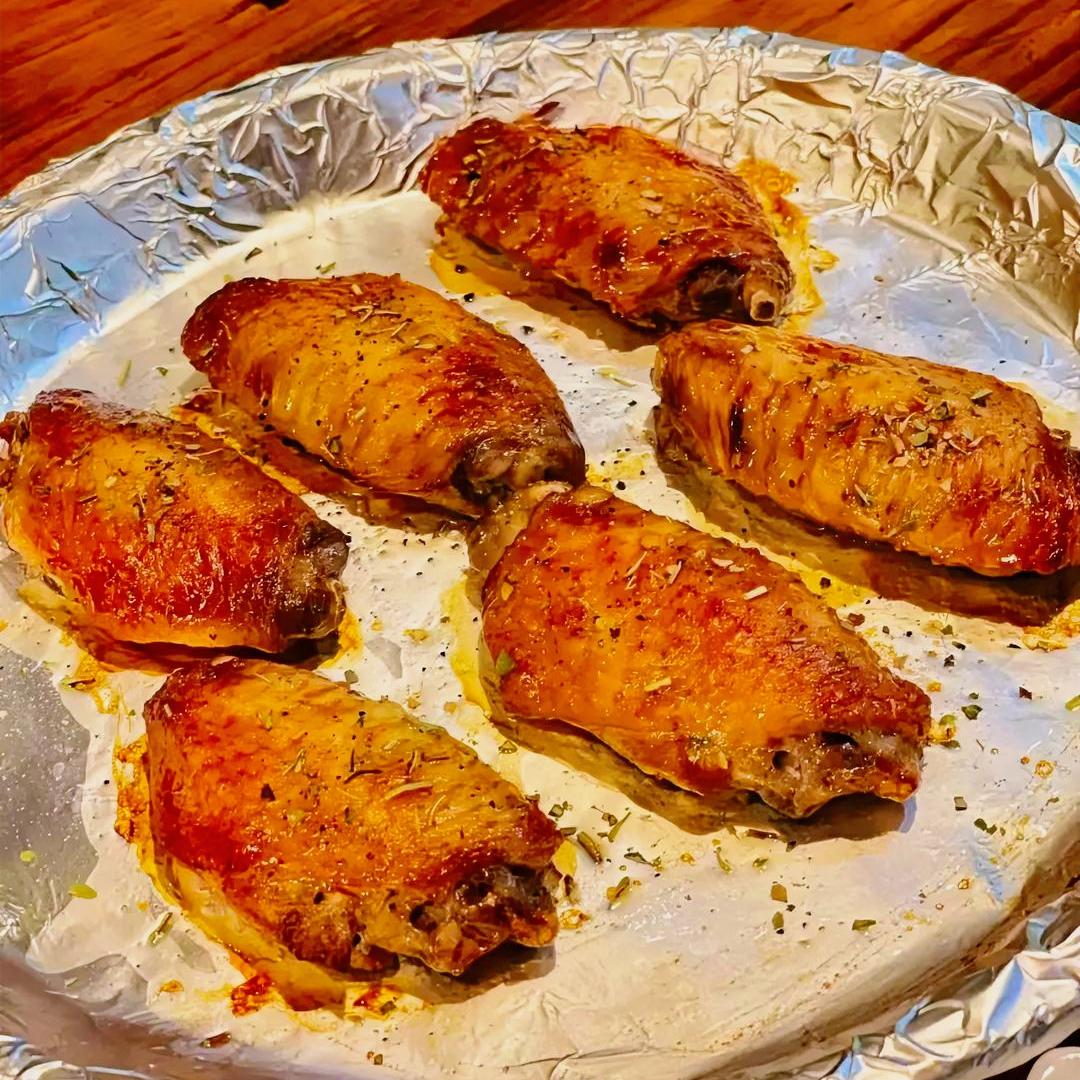 休息日，就像一场老友和家庭凑在一起的小型“狂欢派对”，热闹得仿佛要把屋顶掀翻。