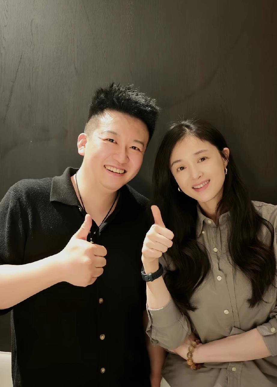 42岁的蒋欣捧场侄子新开的餐厅，其侄子晒合影，网友调侃“她看着不像你姑姑，你看着