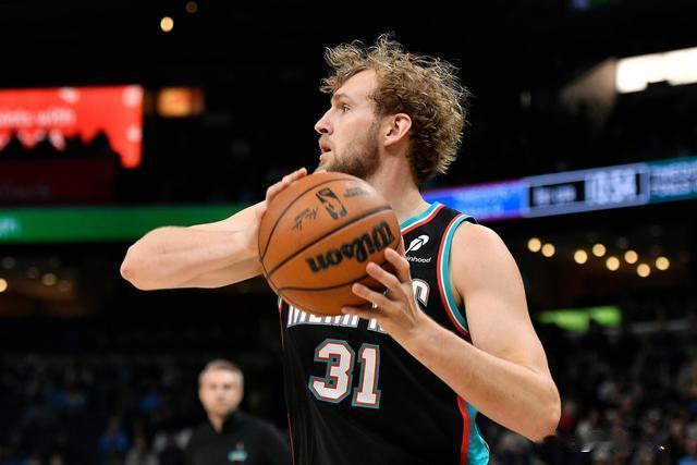 火箭旧将兰代尔是香饽饽，又被交易到老鹰



兰代尔休赛期加盟灰熊，打的很出色，