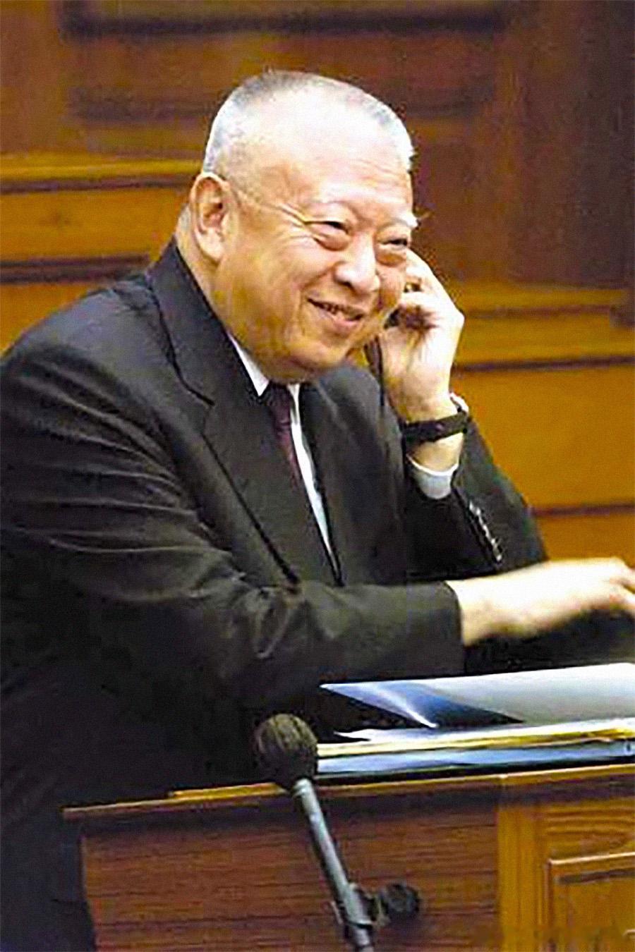 董建华八字的秘密船王长子、由商而政，系因为 1997 前后走的是「印星」与「官杀