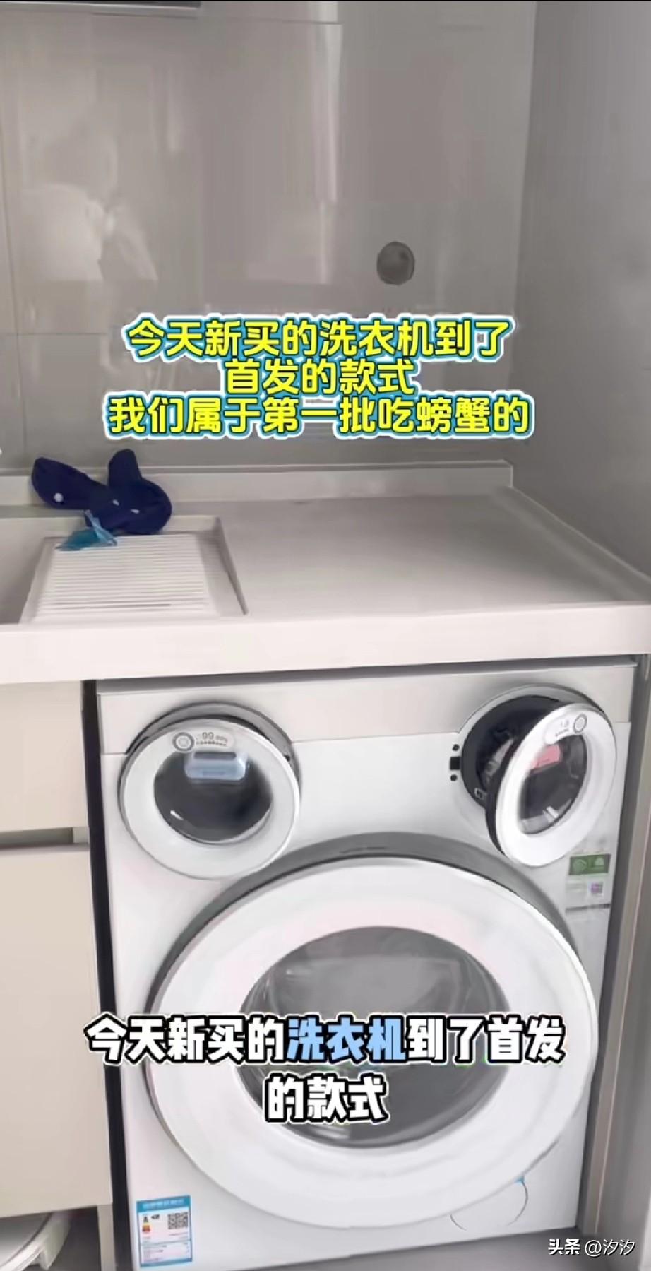 今天新买的美的可爱多三桶洗衣机到了，就迫不及待的放在了阳台，
留的位置刚刚好，