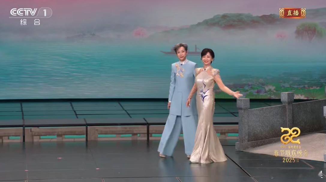 春晚 《借伞》里最经典的白娘子许仙来啦！赵雅芝叶童！[哇][哇]  