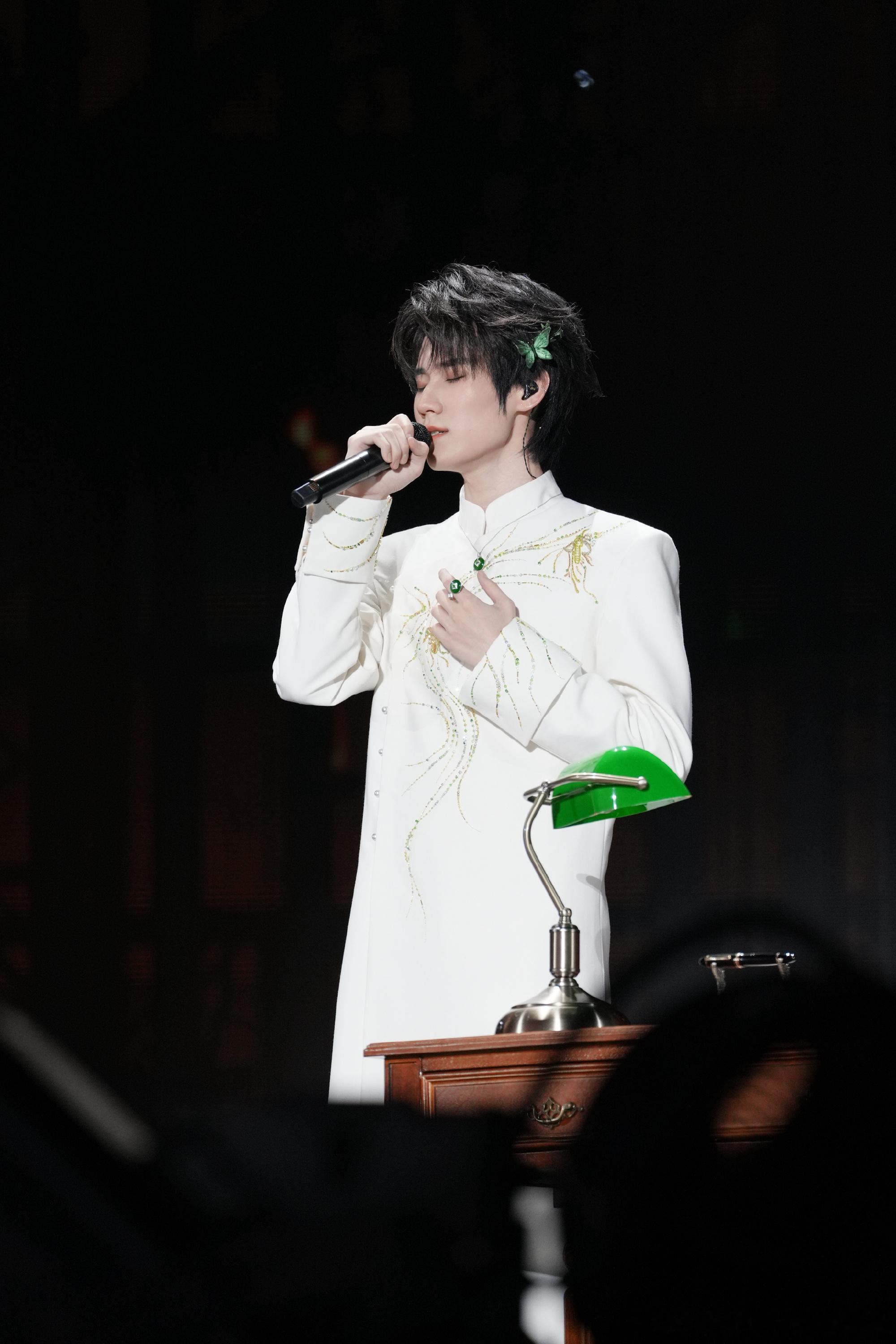 张真源愿君好梦来张真源拍了绿色蝴蝶 “一曲相思锁愿君好梦来”期待真源明天的舞台啊