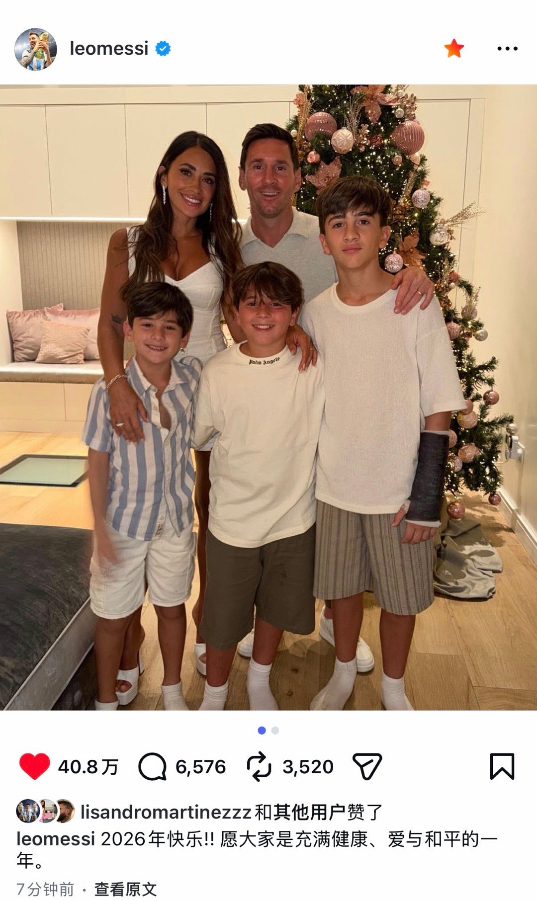 梅西  终于寄来明信片了梅西全家福！还有小两口秀恩爱