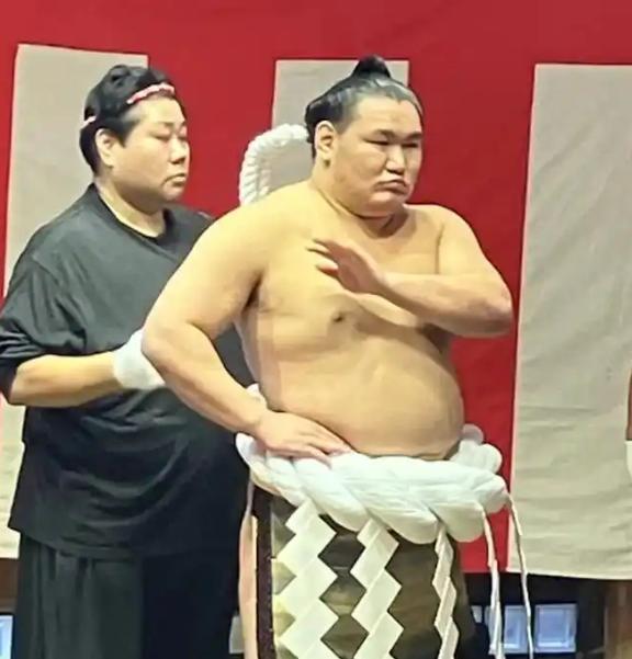 “太恶心了！” 我以为日本相扑选手上厕所需要专人帮忙擦腚就已经够离谱了，结果现在