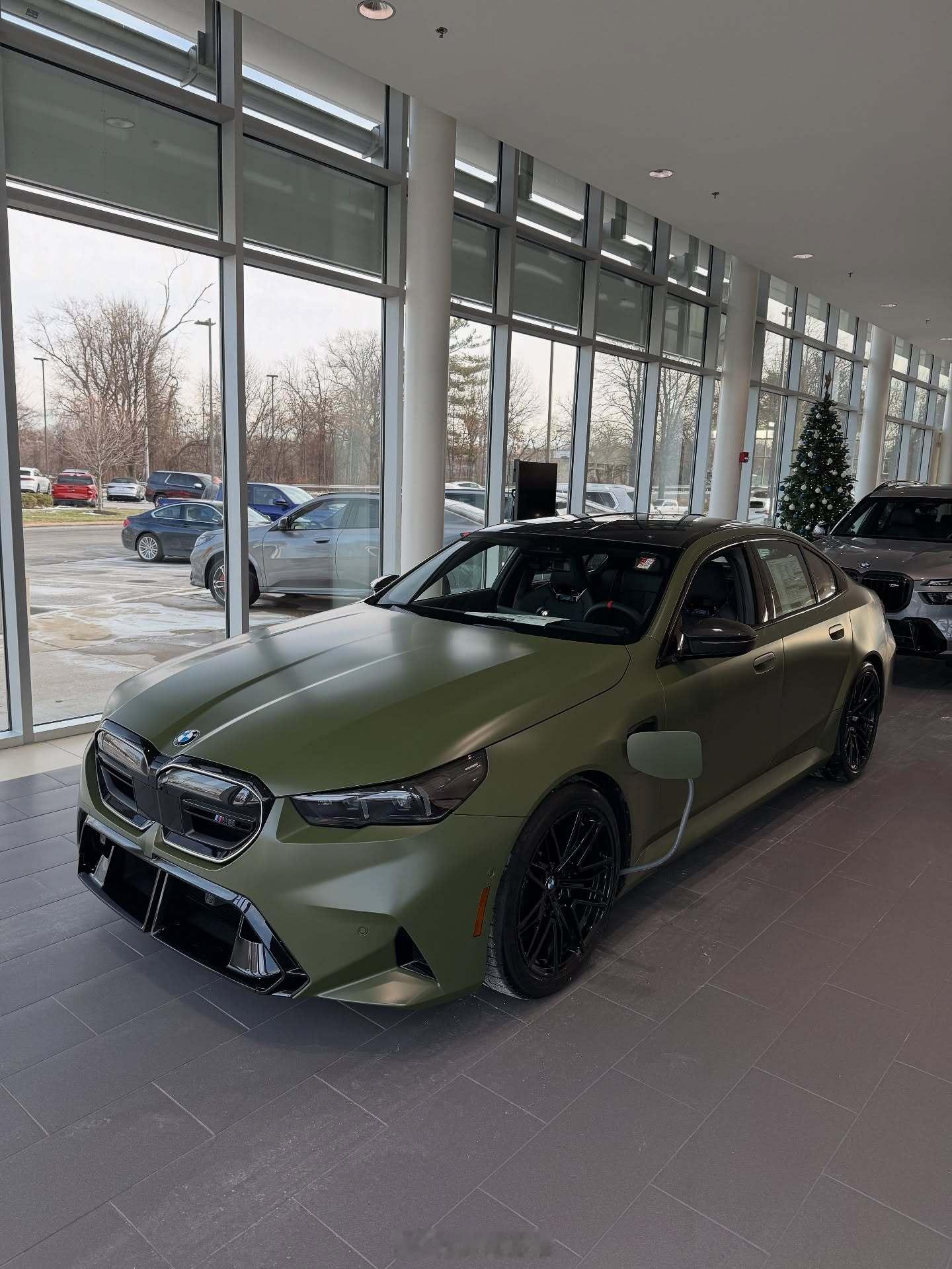 宝马M5 哑光都市绿 