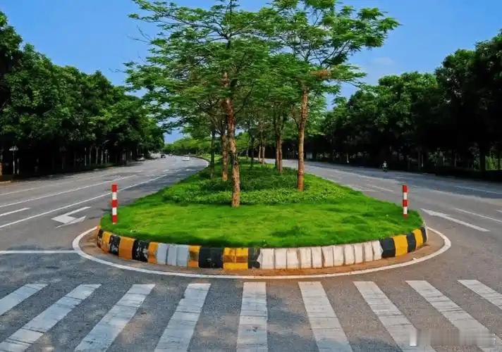 网红车在赛道甩尾撞墙再刷各大群，那个品牌车型交付那么久了，该热血的也热血过了。为