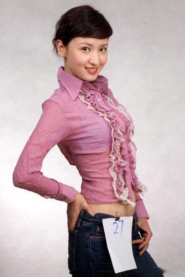 2004年参加环球小姐中国区比赛时的张萌，最后得了冠军[哈哈]萌姐也是拿过第一的