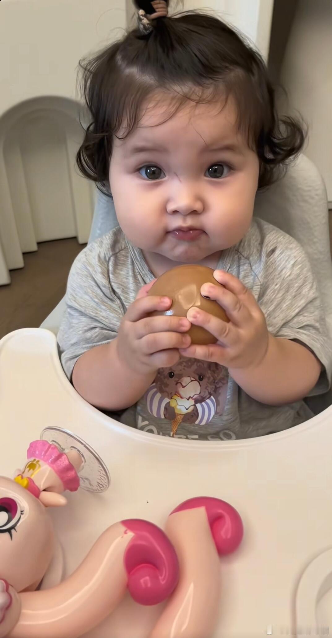 韩安冉小女儿从出生到现在经常生病之前就有过阿姨抱优米玩滑板车时录视频，画面看着十
