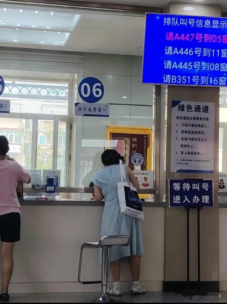 刚从社保局出来
奉劝大家一句，社保可以交
但是千万不要交得过于晚了，我就是交得太