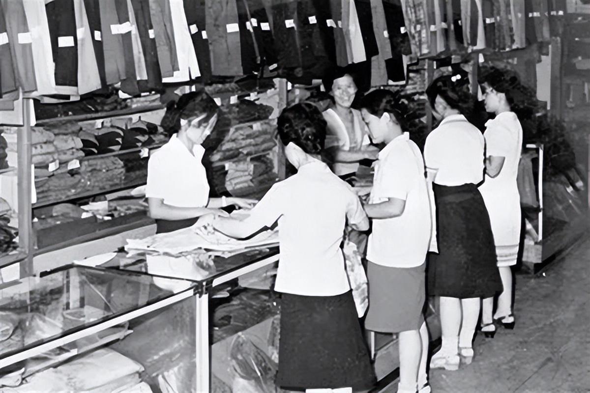 80年代的商场，小姐姐们有了更多的选择，不过买衣服还是要售货员在柜台里面拿，不像