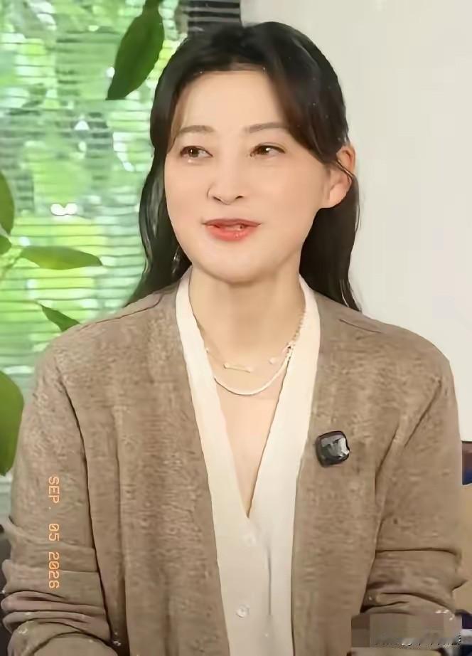 知名演员梅婷直播翻车，滤镜碎了一地

知名演员梅婷在9月4号晚上也开始直播带货，