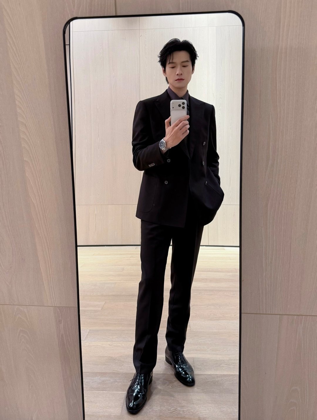 魏大勋分享的一组日常图片～“再看几张😬” 