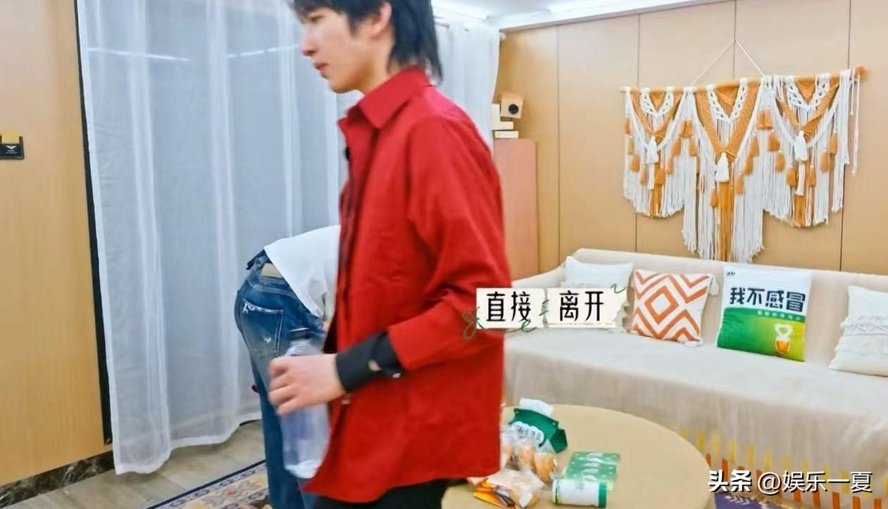 白小纯看青雉买回来的物资后走了说“这些东西我明天一个都不可能背，我背一个我就是狗