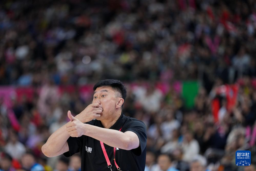 成年组半决赛，杜指导标志性的口哨。 