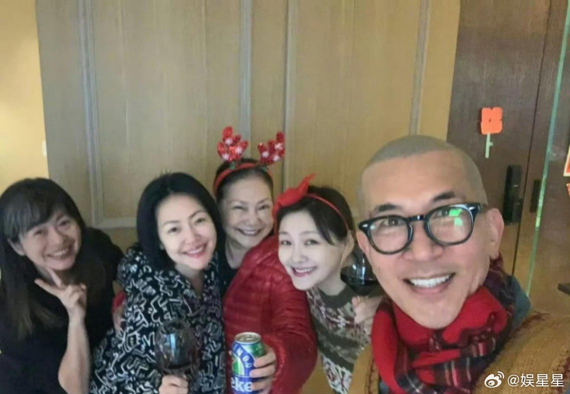 小s晒圣诞家人照片，大s和她妈太像了，越来越像！大s已经48岁了，但她这个状态维