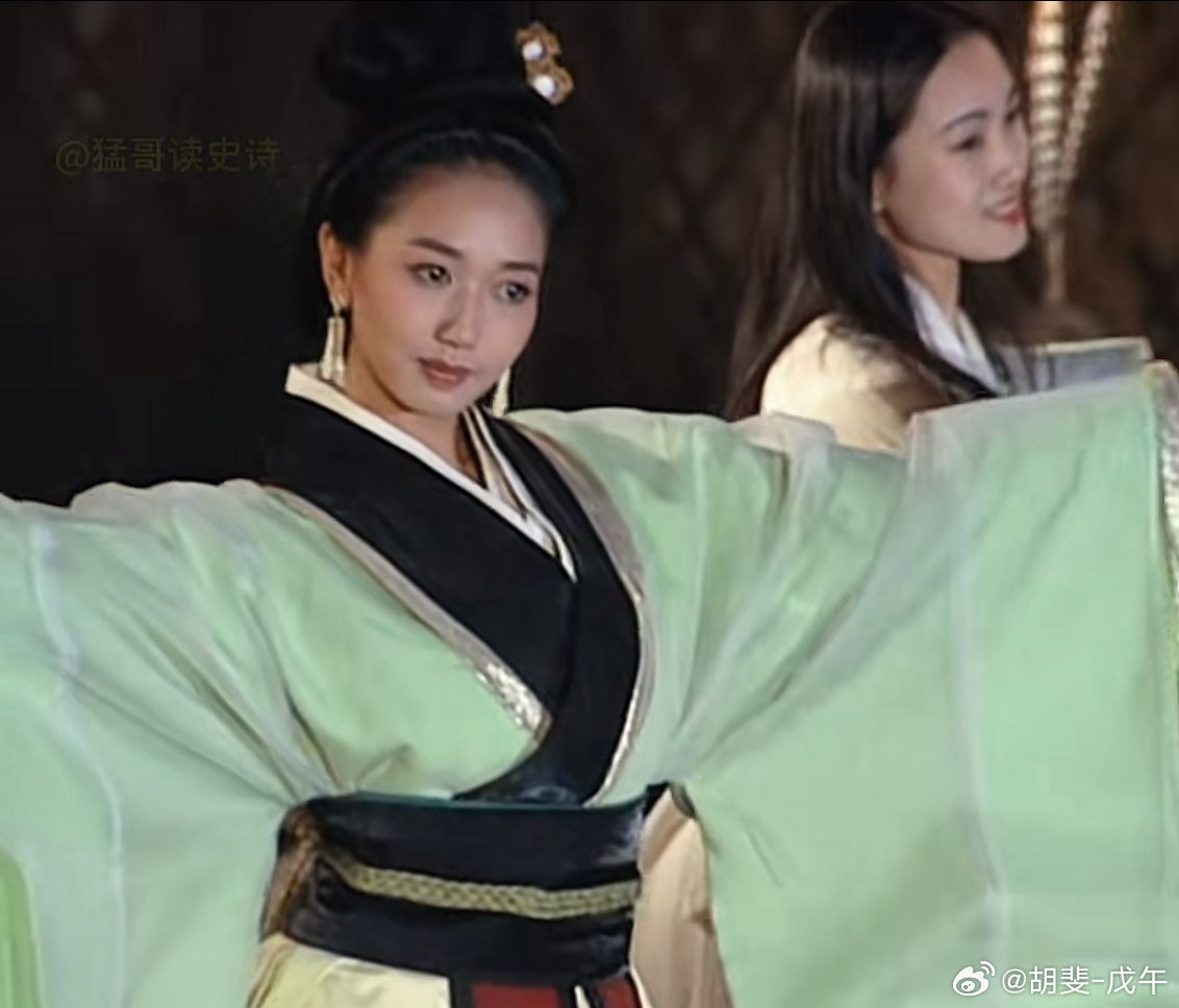 君知妾有夫，赠妾双明珠。感君缠绵意，系在红罗襦。妾家高楼连苑起，良人执戟明光里。