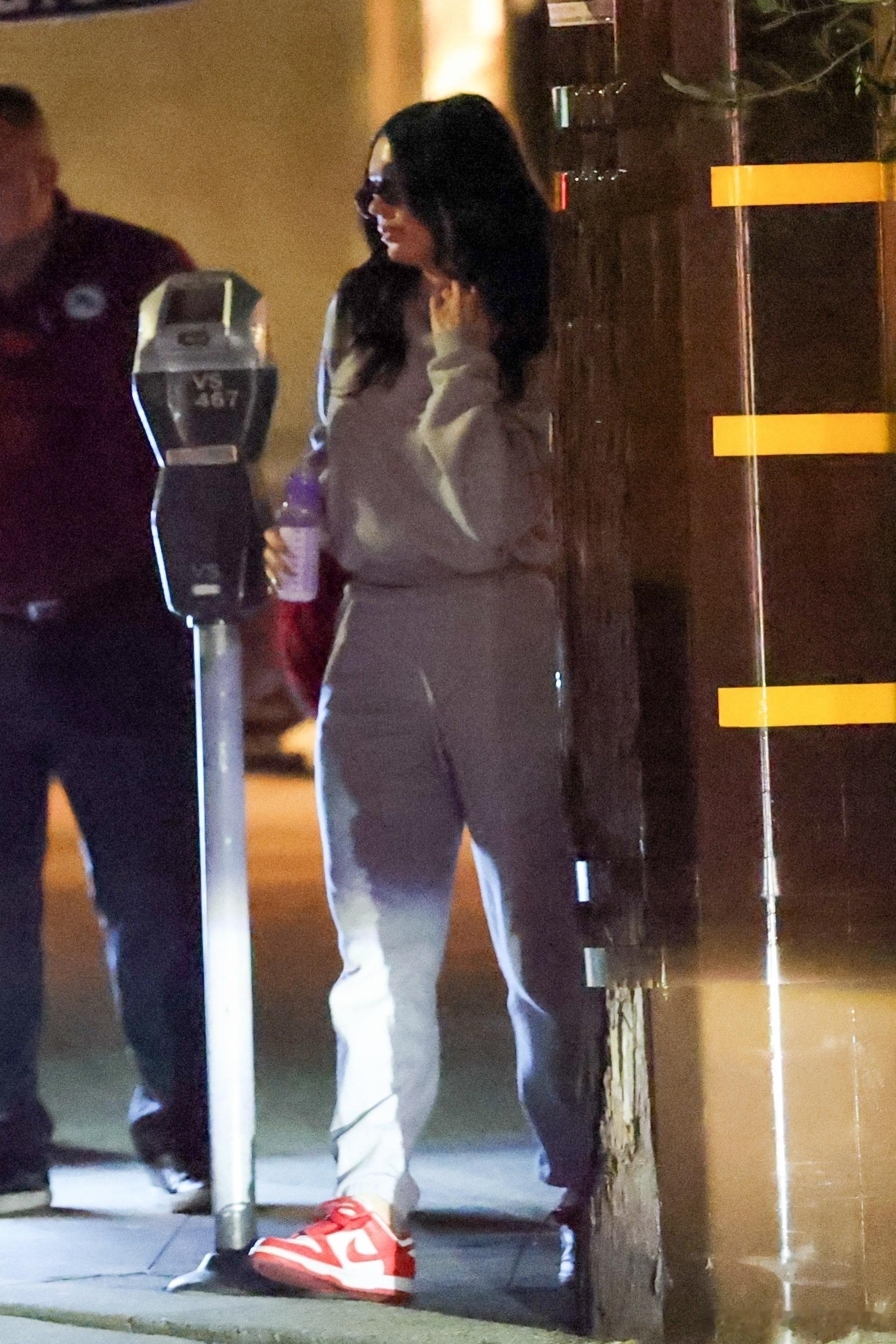 Megan fox梅根福克斯带着女儿和闺女她爹MGK在洛杉矶外出，两人带娃就餐后