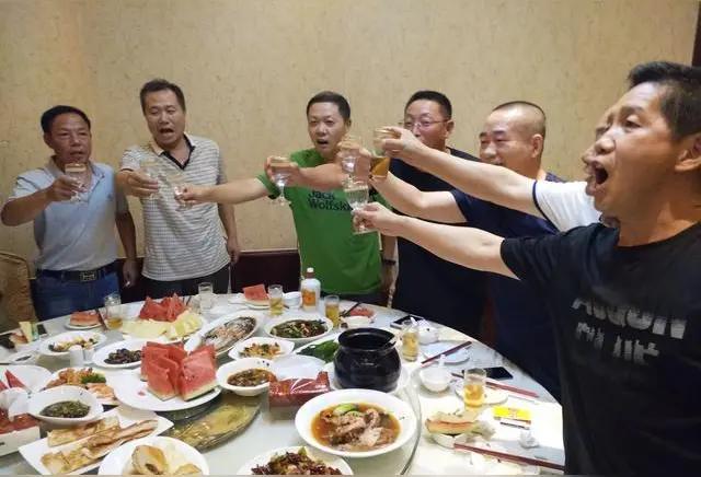 战友或同学聚会，是友情延续的纽带，是沟通交流的平台，大家久别重逢，品茗畅聊，碰杯