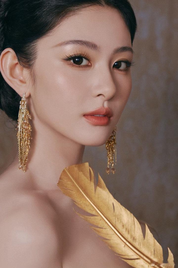 赵晴好明艳赵晴美出了神图秀场动态物料太惊艳，赵晴好明艳，明媚气质藏不住，行走过程
