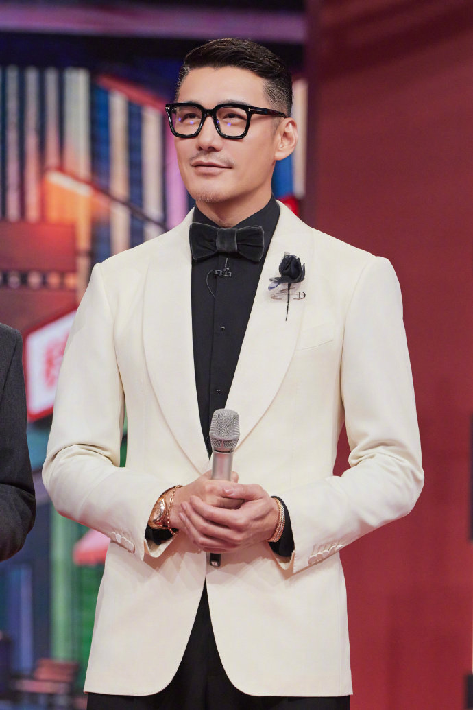 胡兵行走的时尚教科书节目组随机安排的服装盲选，没有提前搭配，全靠自身条件硬撑，依