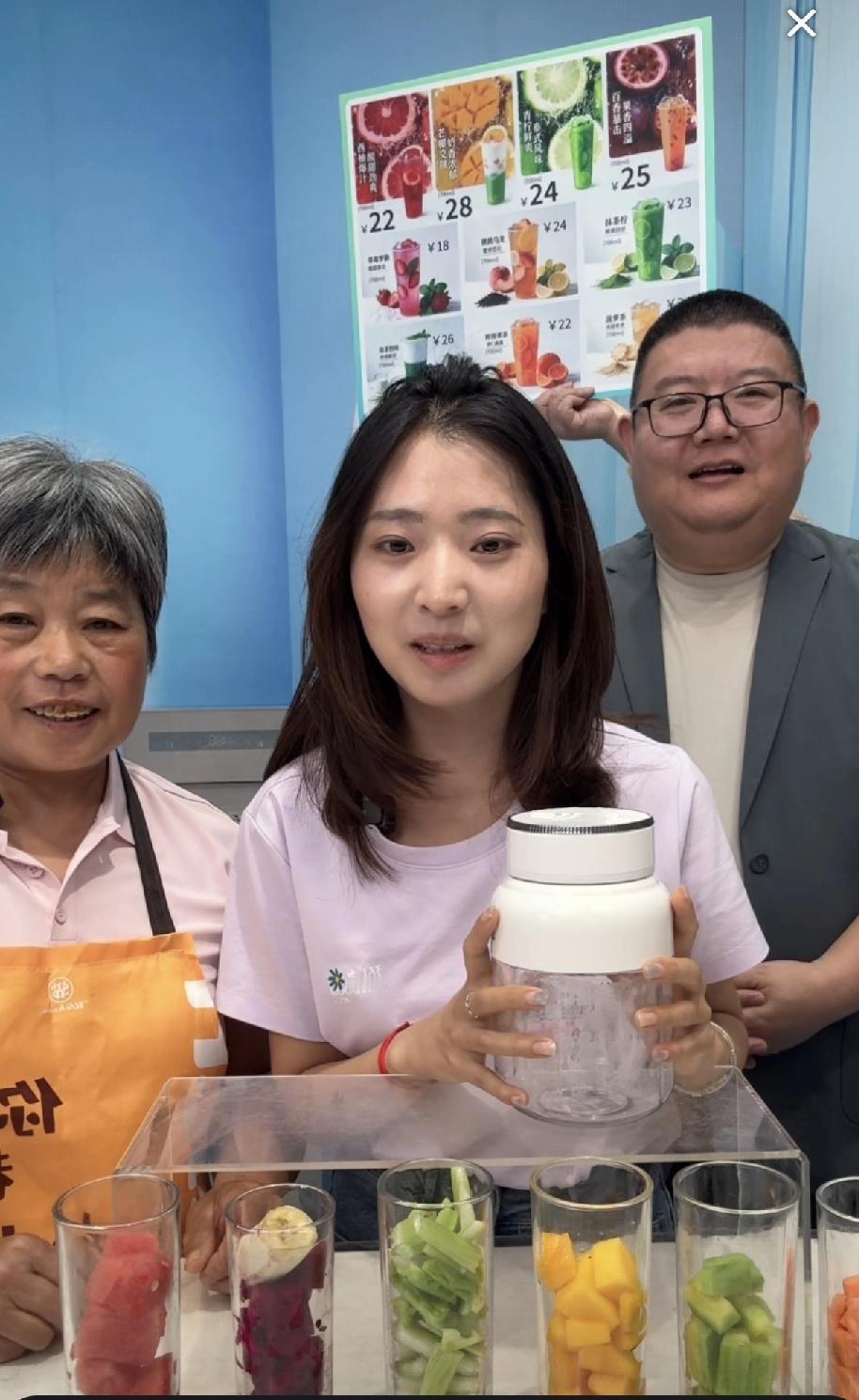 唯一一个让全网人都支持的带货博主——大美妈妈母女俩，只可惜直播间人气为啥不怎么旺
