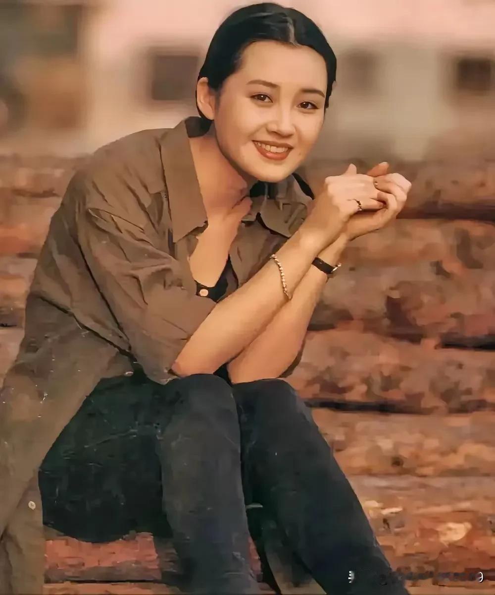 2001年，她主演的电视剧《笑傲江湖》播出，因饰演任盈盈一角获得关注。

她的婚