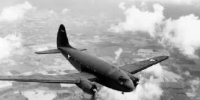 1949年初，国民党空军少尉杨保庆站在西安机场的跑道旁，目光锁定在一架C-46运