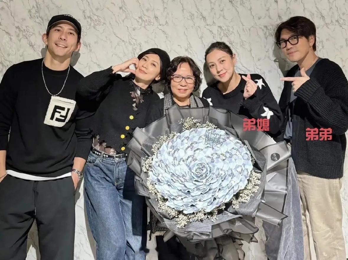 51岁的贾静雯和弟弟弟媳聚会，弟弟贾鹏礼比她小六岁，弟媳朱芯仪比她小11岁，但看
