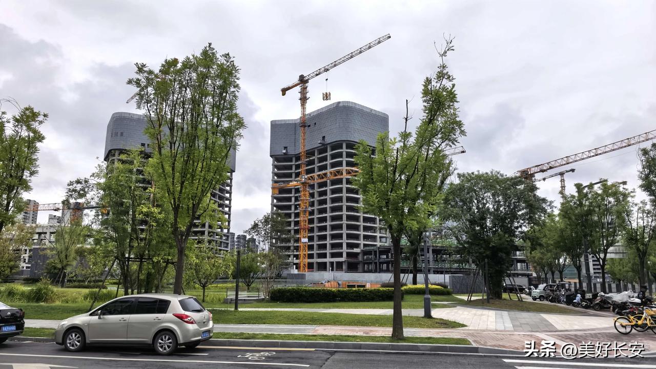路过西安高新三期，这里正在如火如荼地建设中。在城市快速扩容与人口红利下滑的机遇和