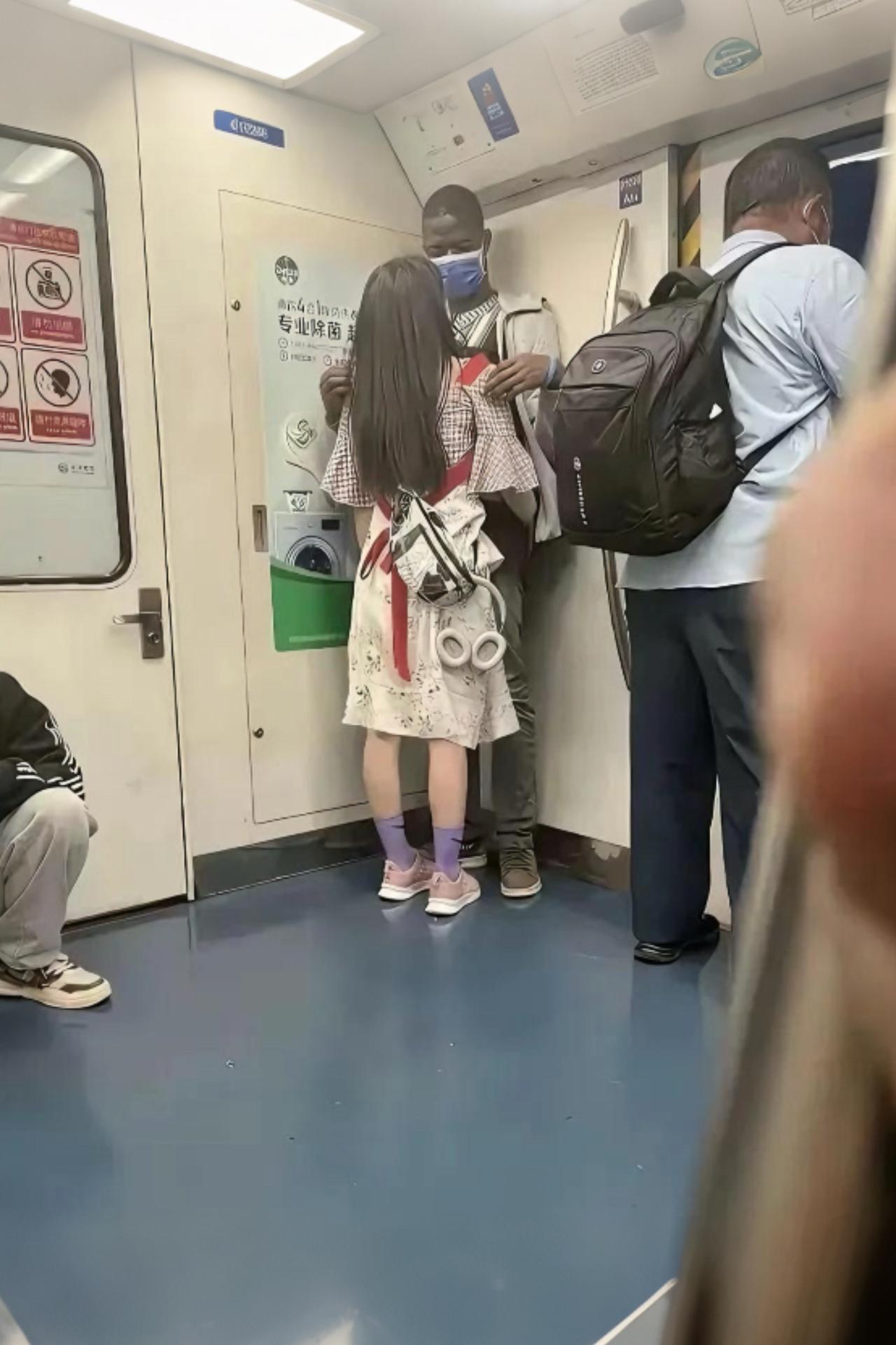 地铁看到的一幕，我有点想不通！这是爱情吗？