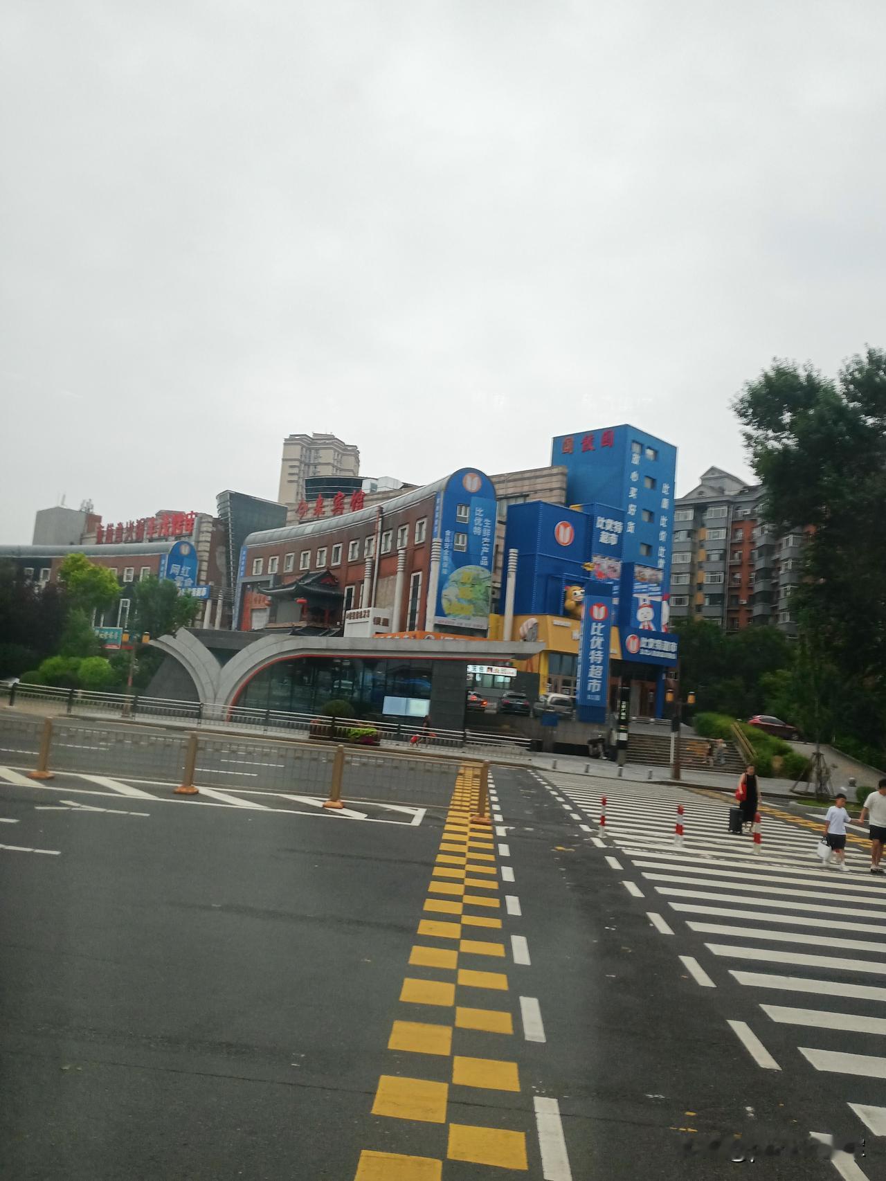 出游
早四点起床，简单吃点早餐，五点出发，去长白十五道沟、千年崖城游玩。
清晨的
