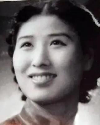 1940年，23岁的抗战女英雄郑苹如被特务押到城外小树林，特务猥琐的笑道：“这么