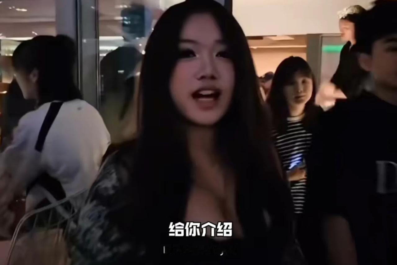 美女球迷非常机智，成功与安东尼合影！

在NBA巨星安东尼中国行期间，有一位美女