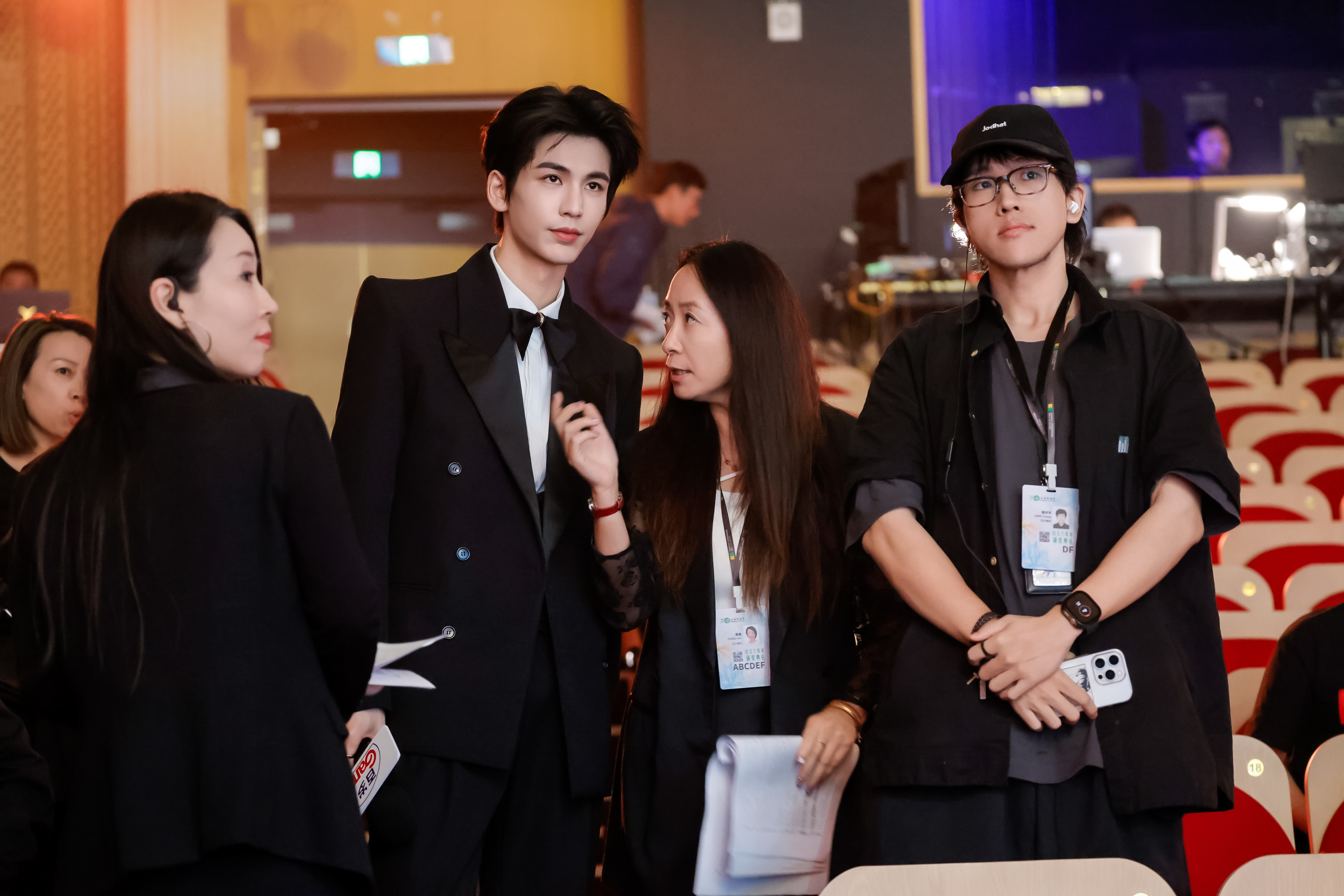 翻白玉兰侧拍发现居然还蹭到一张和张凌赫的合影上半年感觉啥也没干就滑过去了 接下来