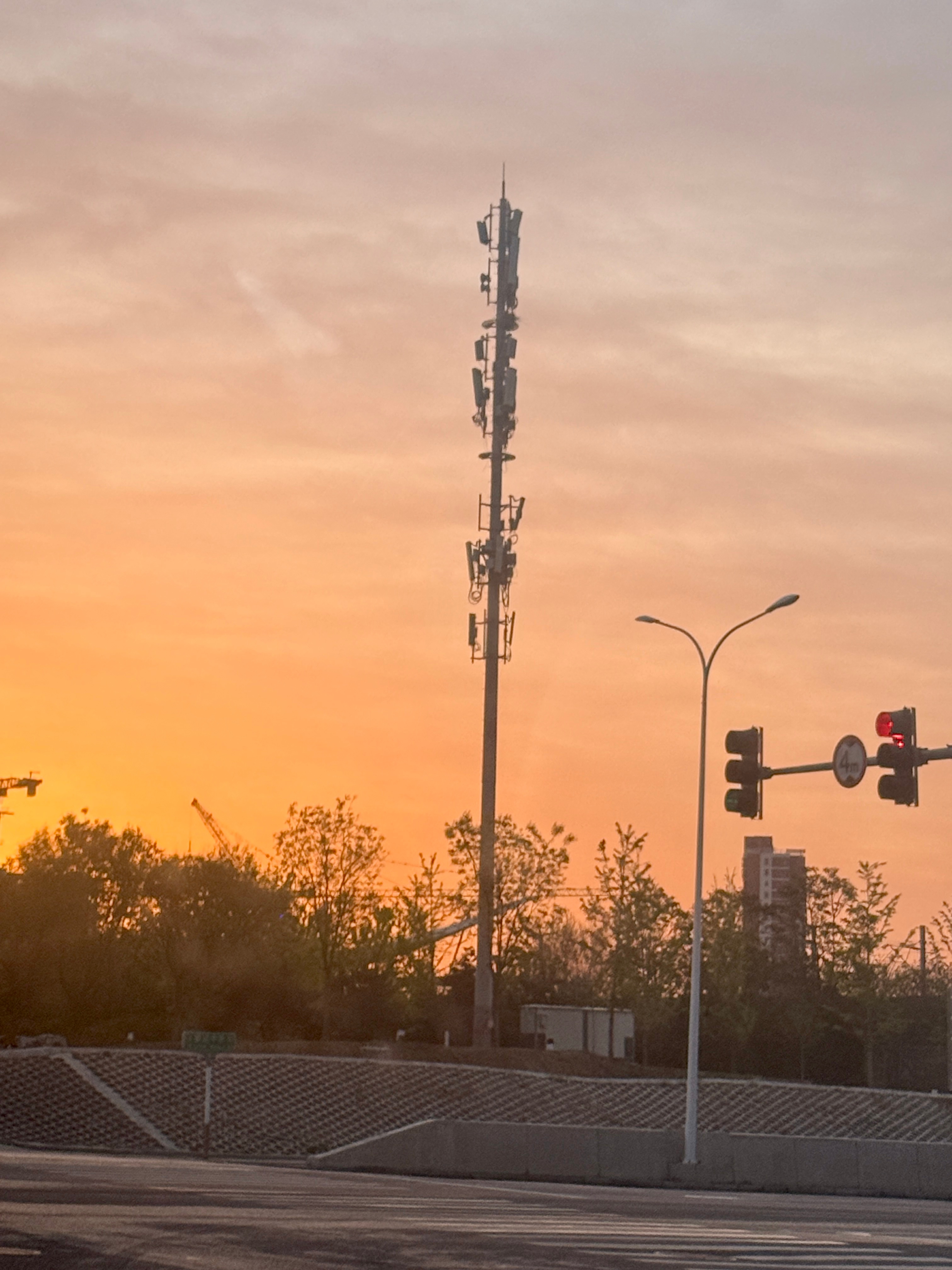 昨天到家从晚九点昏睡到四点半貌似目前倒时差还比较顺利爬起来去机场出差了（机场是我