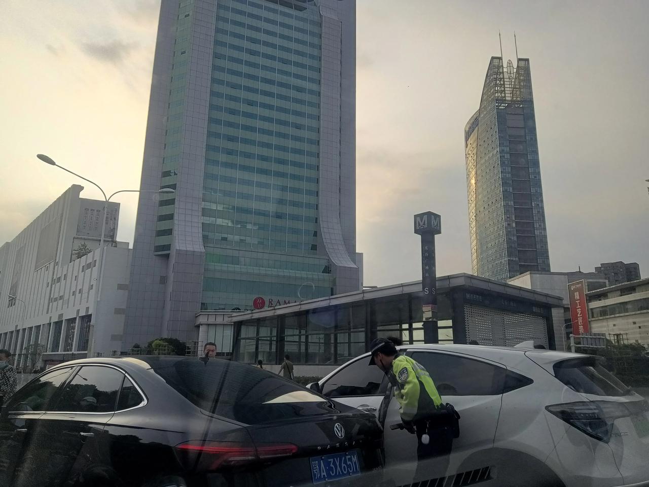 忙忙碌碌的武汉光谷转盘，最堵的时候永远是每天下午放学时。
虎泉街这边的路口有个小