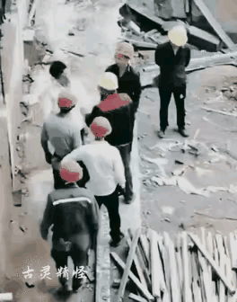 五个打一个，没想到被反杀了一个，其余四个全蒙圈了。