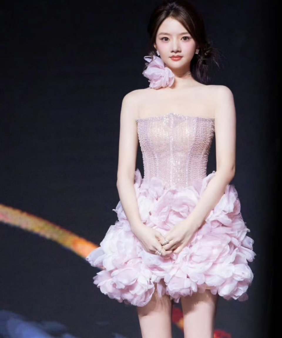 任敏要是真长这样就不会被嘲筹了 ​​​