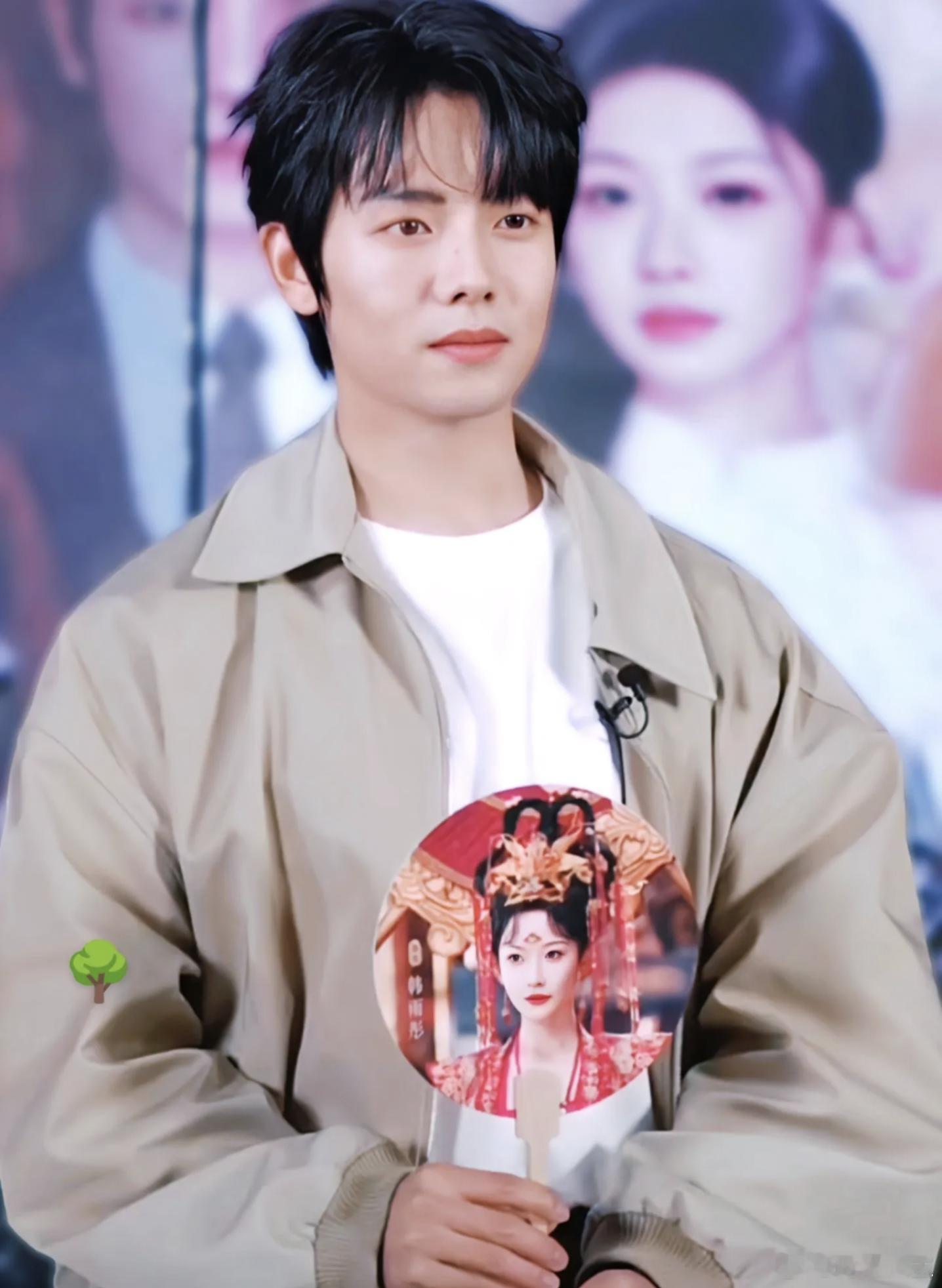 曾辉韩雨彤短国版凤凰传奇 曾辉和韩雨彤同框时的互动，自然得就像呼吸一样，不愧是短