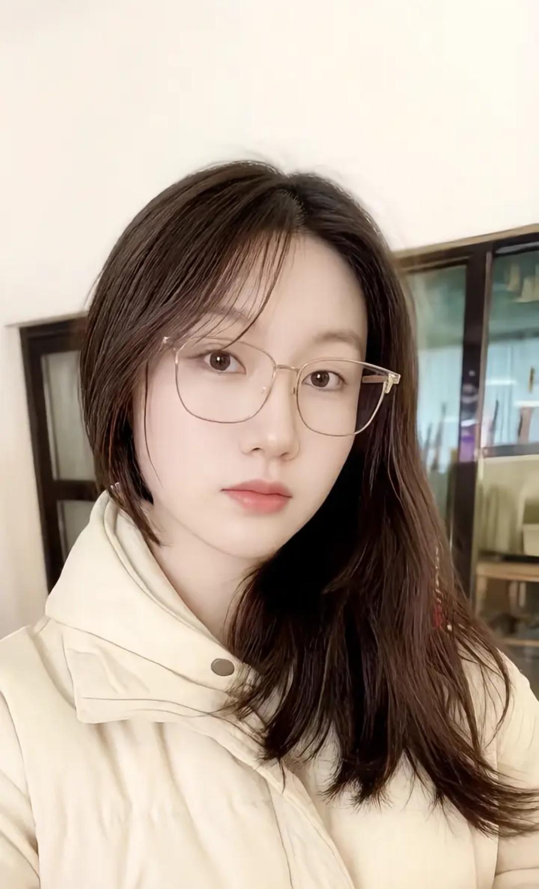 青海的17岁凌晨出门复印的女孩，名马
骕，不仅学习成绩好，面容也很秀气。能看的出