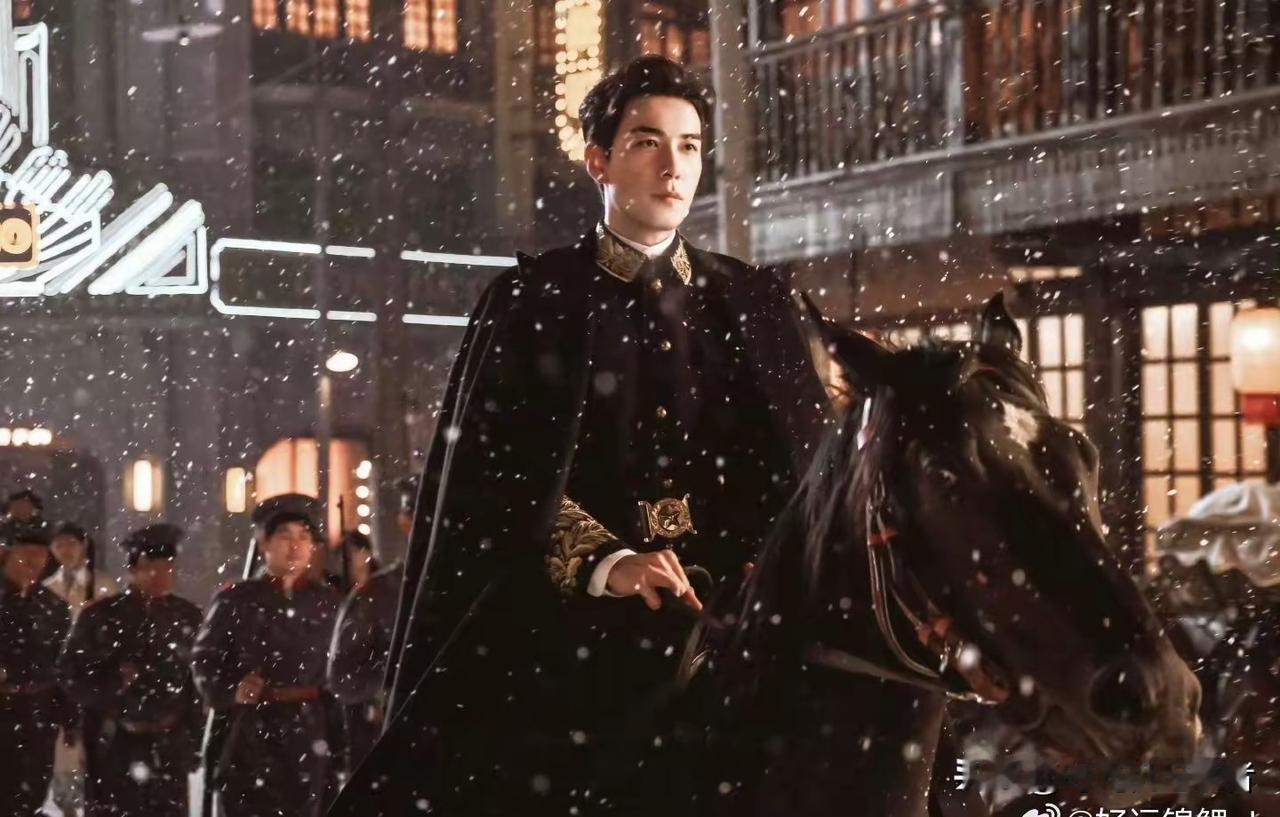 一匹马都比人赚的多，在片场能和陈星旭合作的马一天费用至少3000元，真是赤兔马的