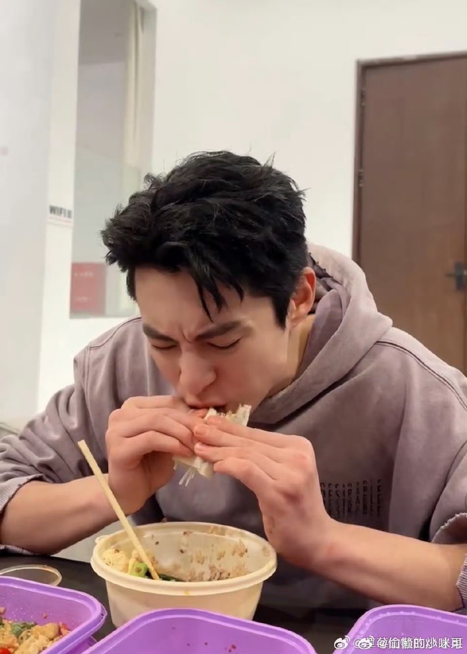 王鹤棣吃东西有种白白胖胖的幸福感看王鹤棣吃东西，简直是“视觉下饭神器”！他啃东西