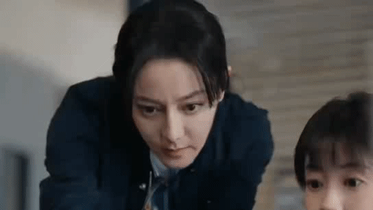 邓妍探案自带跟踪系统 果然没有什么能逃得过邓妍的眼睛，看监控一点一点发现线索，追