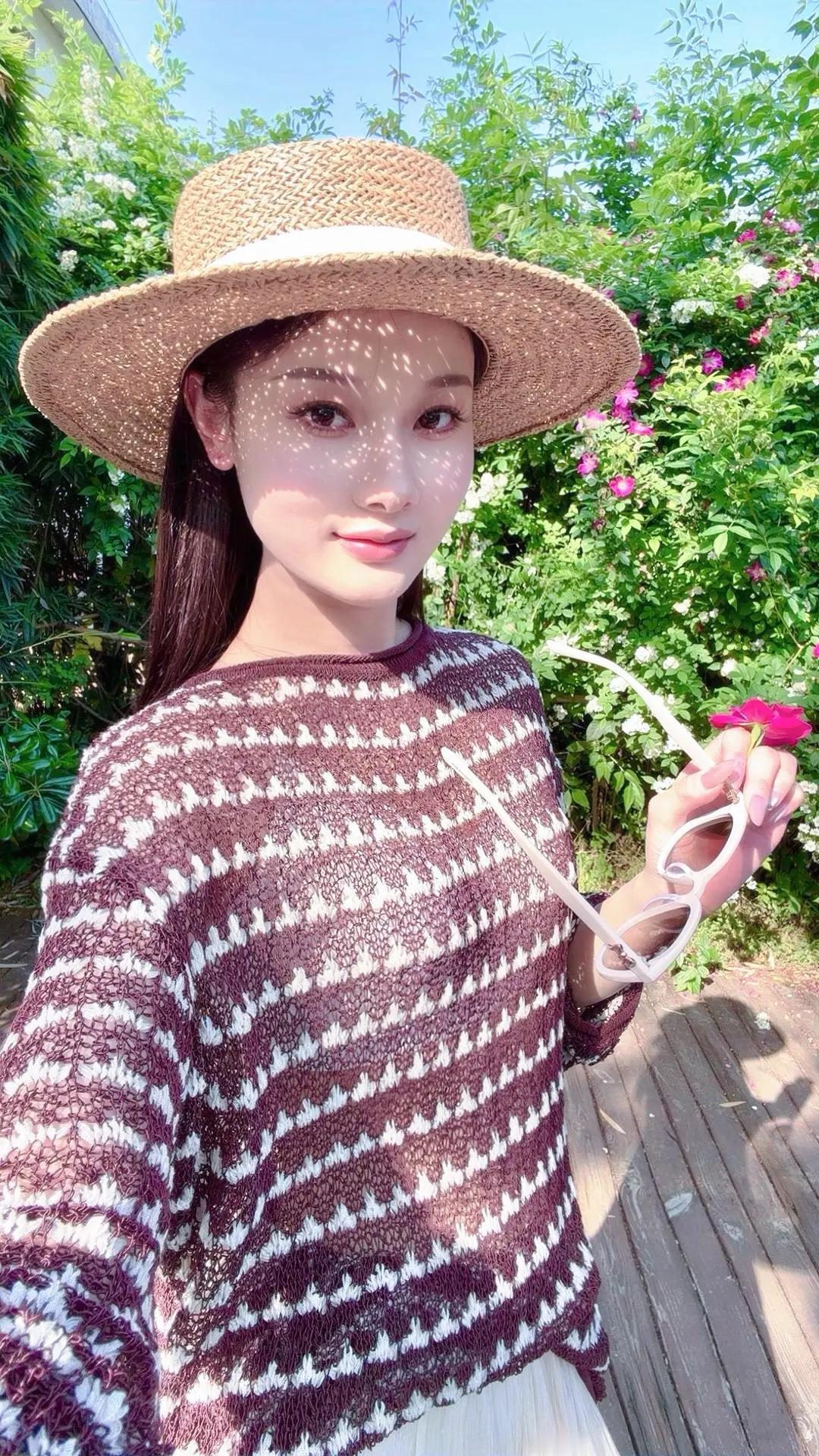 花间人影动，笑语入画来。