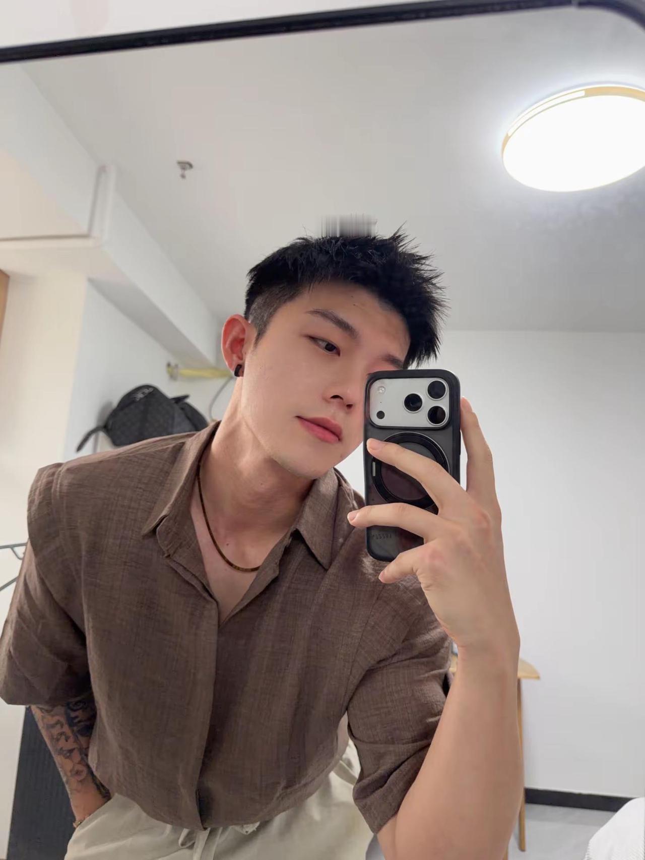 不被定义。男生对镜 前刺穿搭 纹身穿搭 衬衫雅痞风