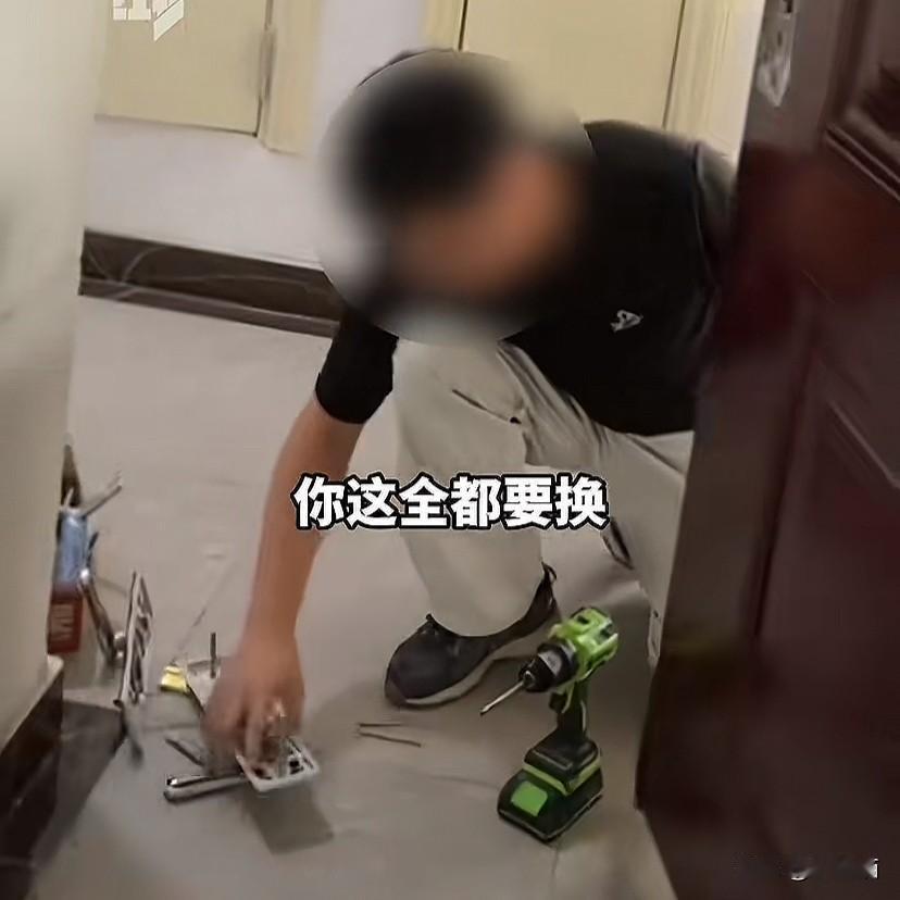 安徽，女子找人开锁谈好六十，拆锁后要付四百二十，末了还要付四百，女子不同意，被开