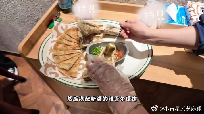 何浩楠和吕严这饭局，完全就是《天才厨人》的番外篇。节目里攒下的饭搭子缘分，在线下