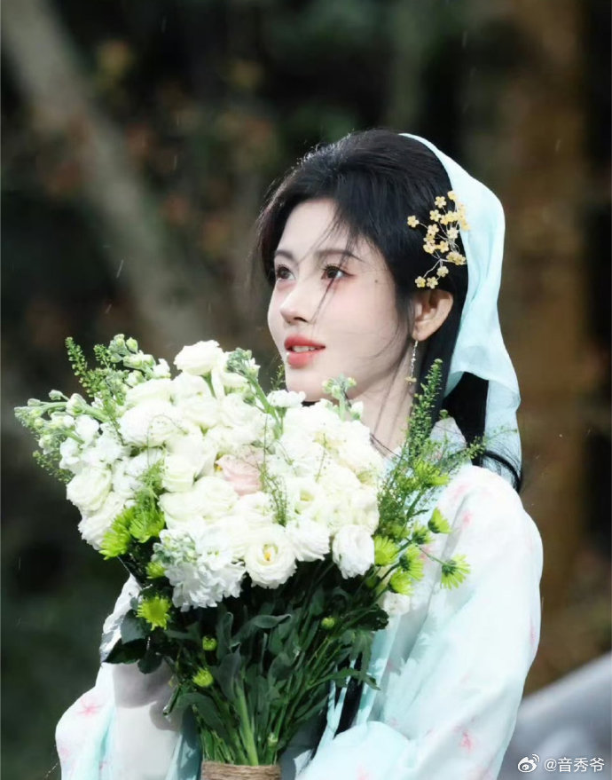 鞠婧祎捧花头像鞠婧祎捧花长裙鞠婧祎这套捧花造型直接美到失语，橙色长裙温柔又明媚，
